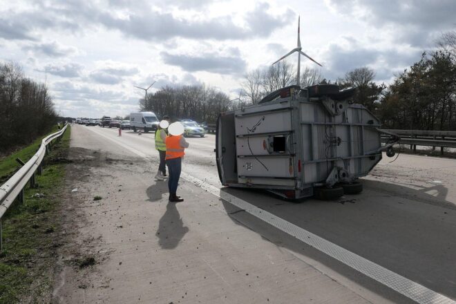 Pferdeanhänger reißt auf A1 bei Emstek ab und blockiert Autobahn