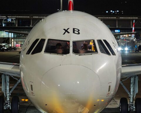 Piloten im Cockpit, Symbol für Verantwortung und Stabilität im aktuellen Luftverkehrssystem.