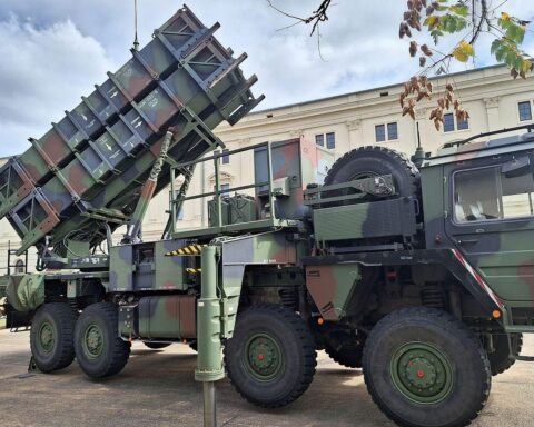 Patriot-Flugabwehrraketen zur Unterstützung der Ukraine, militärische Ausrüstung symbolisiert.