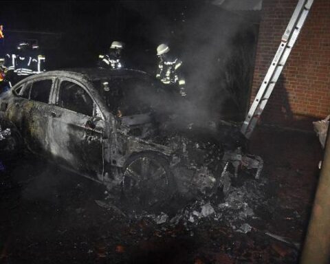 Brennendes Auto vor Doppelgarage, Feuerwehr im Einsatz, erheblicher Sachschaden, Ermittlungen laufen.