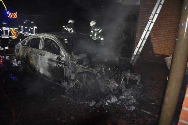Pkw-Vollbrand beschädigt Garage in Rieste