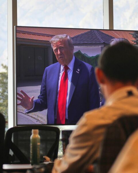 Politologin Nathalie Tocci fordert EU zu mehr Härte gegenüber US-Präsident Trump auf.