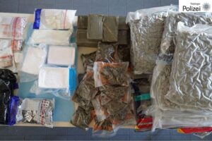 Sichergestellte Drogenmengen der Polizei bei Razzia, Festnahmen von Drogenhändlern in Gotha.