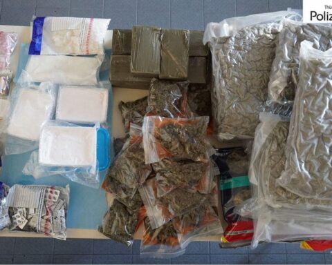 Sichergestellte Drogenmengen der Polizei bei Razzia, Festnahmen von Drogenhändlern in Gotha.
