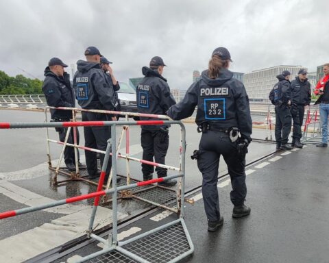 Polizeiabsperrung in Berlin aufgrund des Besuchs eines Staatsgastes, Sicherheitsmaßnahmen aktiviert.