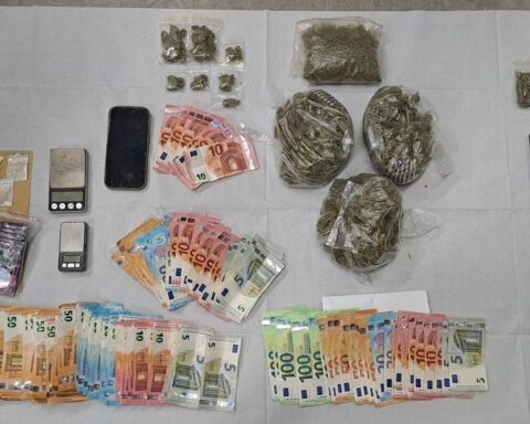 Polizei entdeckt Cannabis und Bargeld nach Fahrzeugkontrolle in Köln-Kalk.