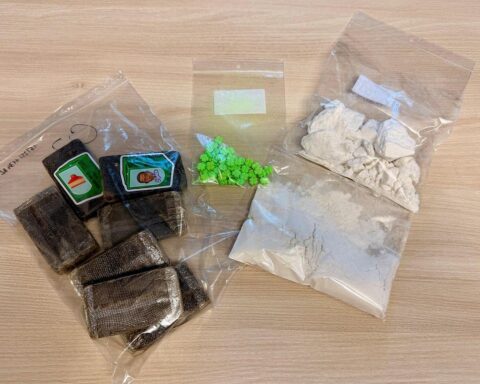 Festnahme eines Drogendealers, beschlagnahmte Drogen und Bargeld in Chemnitz.