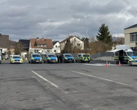 Polizei kontrolliert Lastwagen, Sicherheit prüfen, Fahrer und Behörden im Austausch, Verkehrssicherheit erhöhen.