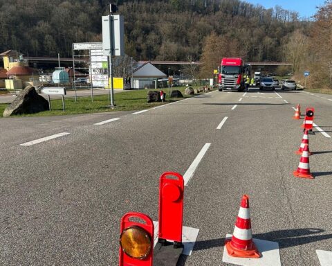 Polizei kontrolliert Lastwagen, Durchfahrtsverbot in Annweiler, umkehren von unberechtigten Fahrern.