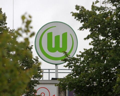 Wolfsburg: Fanschaos vor Spiel, Polizei und Sicherheitskräfte angegriffen, mehrere Verletzte und Festnahmen.