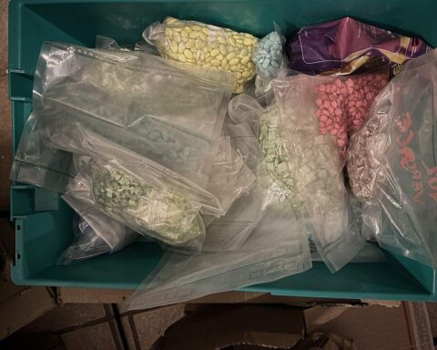 Polizei zeigt sichergestellte Drogen, Bargeld und Waffen nach Festnahme in Mönchengladbach.