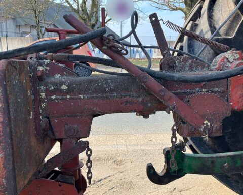 Gerissene Bremskette eines Anhängers, Symbol für Verkehrssicherheit und Kontrolle durch die Polizei.