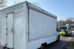 Grillwagen mit Mängeln, Polizeikontrolle, Lebensmittelvernichtung, Fahrer ohne Lizenz, Drogeneinfluss.
