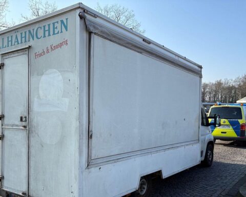 Grillwagen mit Mängeln, Polizeikontrolle, Lebensmittelvernichtung, Fahrer ohne Lizenz, Drogeneinfluss.