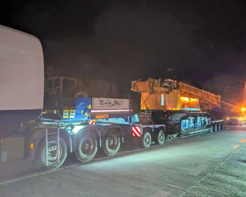 Polizei kontrolliert Großraum- und Schwertransporte auf Autobahn, Fahrzeuge dürfen nicht weiterfahren.