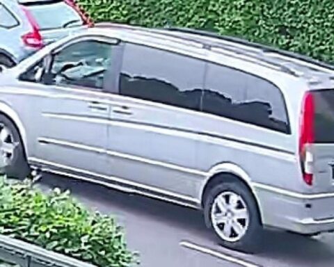 Polizei sucht Zeugen zu versuchtem Tötungsdelikt, zeigt silbernen Mercedes Viano als Tatfahrzeug.