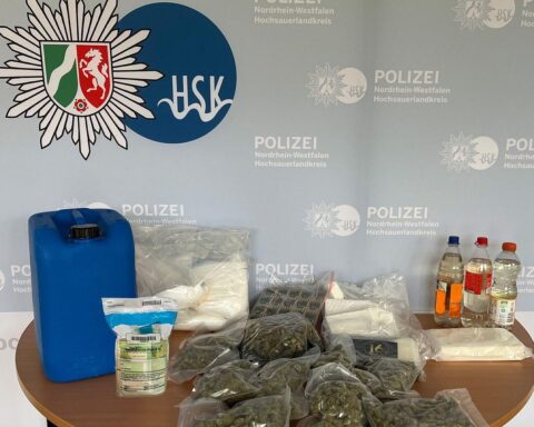 Sichergestellte Drogen und Bargeld nach Drogenring-Aktion der Polizei im Hochsauerlandkreis.