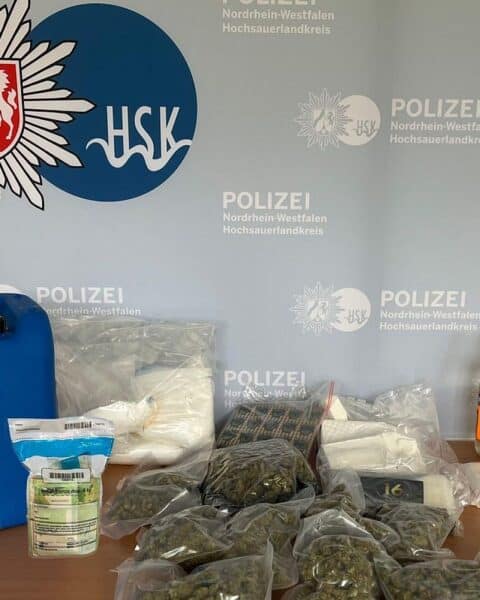 Sichergestellte Drogen und Bargeld nach Drogenring-Aktion der Polizei im Hochsauerlandkreis.