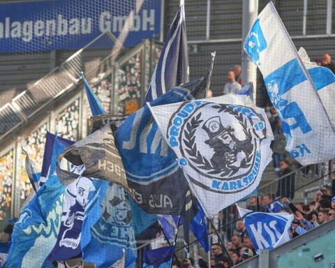 Freiburg-Fans feiern ein ruhiges Spiel mit Fairplay und fröhlicher Stimmung im Stadion.