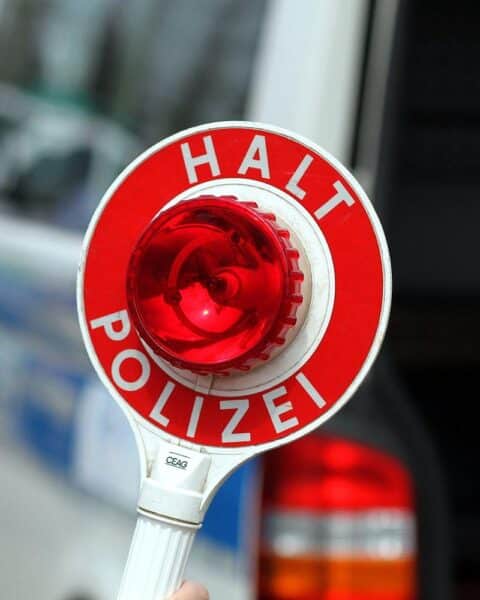 Polizeikontrolle mit Halt-Stopp-Schild, Straße gesperrt, Einsatz in Koblenz.
