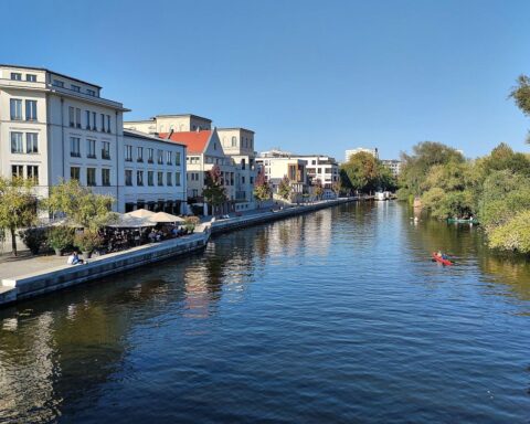 Wachsendes Potsdam: Neubauten, bunte Stadtlandschaft, diverse Altersgruppen, steigende Seniorenzahl, Zukunftsperspektive 2040.