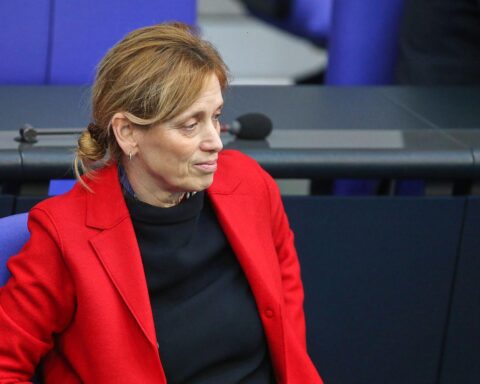 Karin Prien präsentiert Reformen im Förderprogramm "Demokratie leben" für mehr Effektivität und Gesellschaftsnähe.