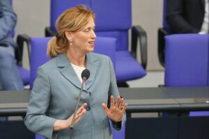 Karin Prien präsentiert Reformpläne für Kinder- und Jugendhilfe in Berlin, Fokus auf Strukturveränderungen.