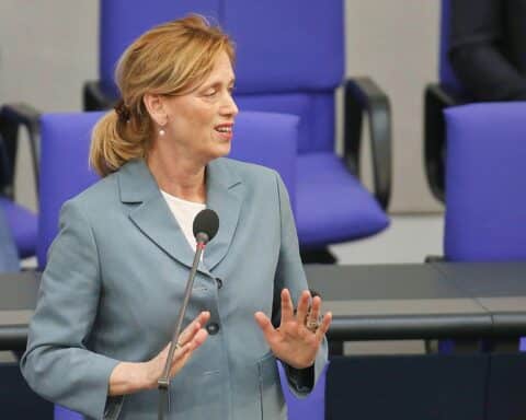 Karin Prien präsentiert Reformpläne für Kinder- und Jugendhilfe in Berlin, Fokus auf Strukturveränderungen.