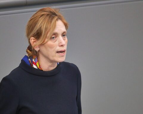 Karin Prien warnt vor Diskriminierung durch KI; fordert Transparenz und Diversität in Entwicklungsteams.