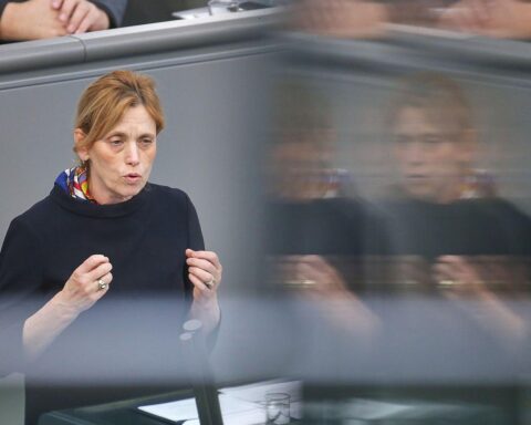 Karin Prien verteidigt Lohntransparenz für Gleichstellung der Geschlechter in Deutschland.