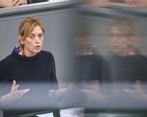 Karin Prien diskutiert Geschlechtergerechtigkeit und berücksichtigt Männer in Ministeriumsnamen und Bildungspolitik.