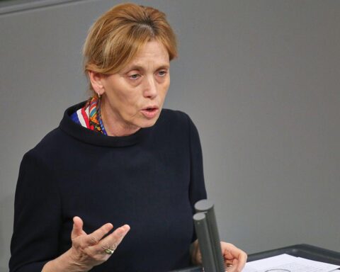 Karin Prien unterstützt den Frauenstreiktag und fordert mehr Gleichstellung und Repräsentation für Frauen.