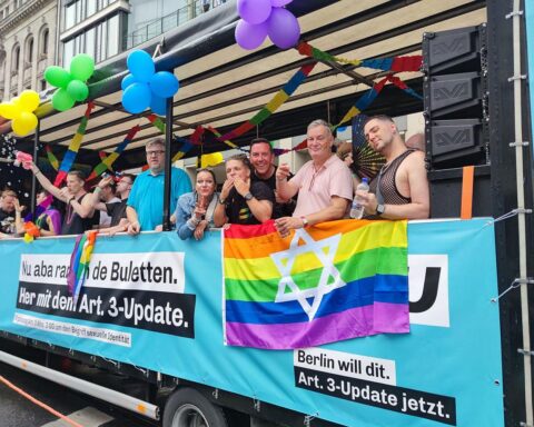 Bundesregierung Wagen beim CSD, Regenbogenflaggen, Feierlichkeiten, Unterstützung der queeren Community in Berlin.
