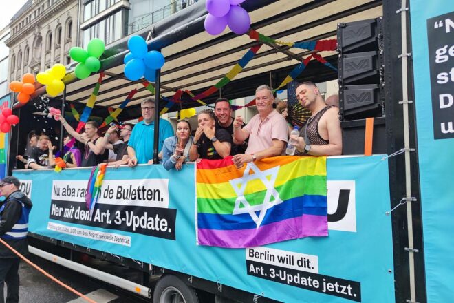 Queerbeauftragte will Kanzler Merz auf CSD-Wagen einladen