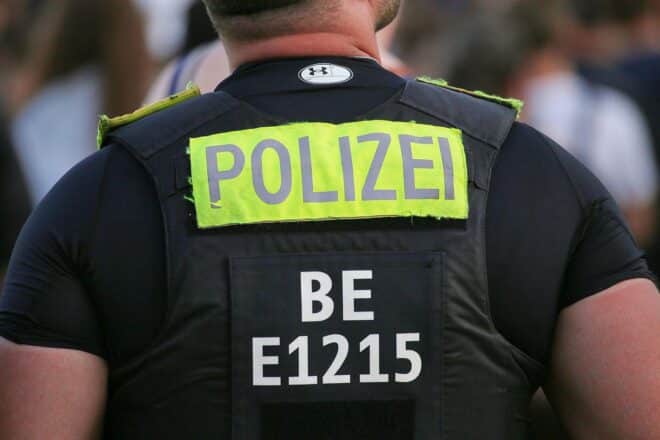 Radfahrer und Motorradfahrer nach Unfall in Berlin-Neukölln verletzt