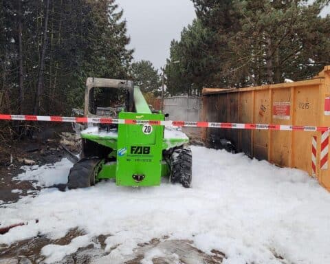 Radlader brennt in Zielitz; Feuerwehr löscht Brand, Polizei ermittelt nach verdächtigtem Fahrzeug.