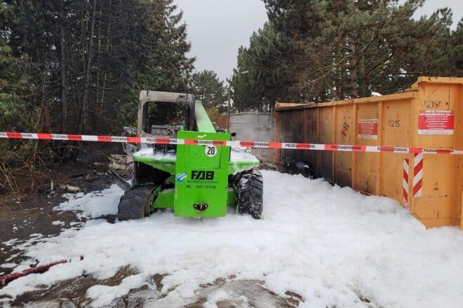 Radlader in Zielitz angezündet – Zeuge beobachtet Fluchtfahrzeug