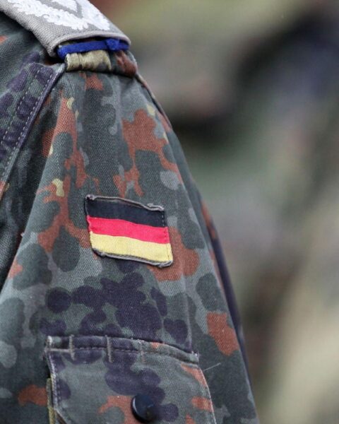 Deutsche Bundeswehr-Soldaten in al-Azraq, möglicherweise während eines Raketenangriffs auf das Lager.