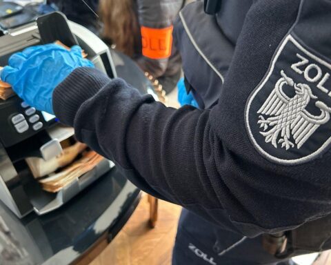 Razzia gegen Schwarzarbeit: Geld, Fahrzeuge, Cannabis und Munition sichergestellt bei Durchsuchungen.