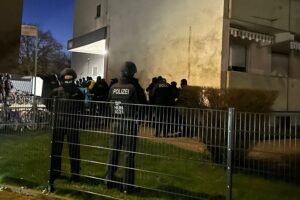 Razzia gegen Schwarzarbeit: Einsatzkräfte durchforsten Räume, beschlagnahmen Vermögenswerte und nehmen Verhaftungen vor.