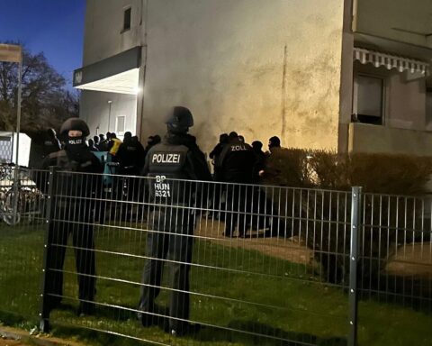 Razzia gegen Schwarzarbeit: Einsatzkräfte durchforsten Räume, beschlagnahmen Vermögenswerte und nehmen Verhaftungen vor.