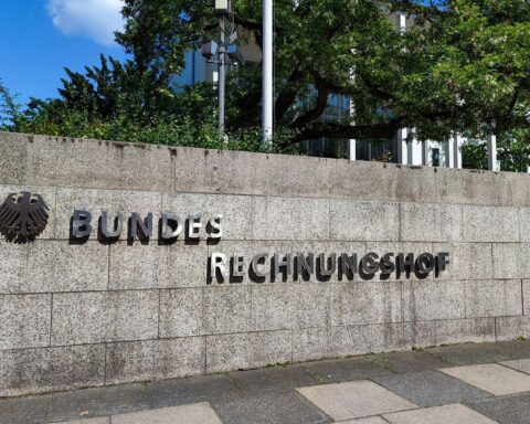 Bilder von Richtlinien, Steuerunterlagen und einem Finanzamt, um Steuerstrukturen zu verdeutlichen.