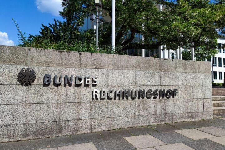 Bilder von Richtlinien, Steuerunterlagen und einem Finanzamt, um Steuerstrukturen zu verdeutlichen.