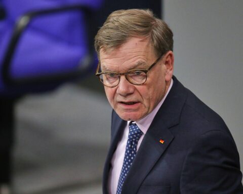 Bundestag: Kritik an Außenminister Wadephul wegen unzureichender Evakuierungspläne aus Kriegsregion.