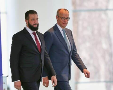 Friedrich Merz und Ahmed al-Scharaa diskutieren Rückkehrpläne für syrische Geflüchtete in Berlin.