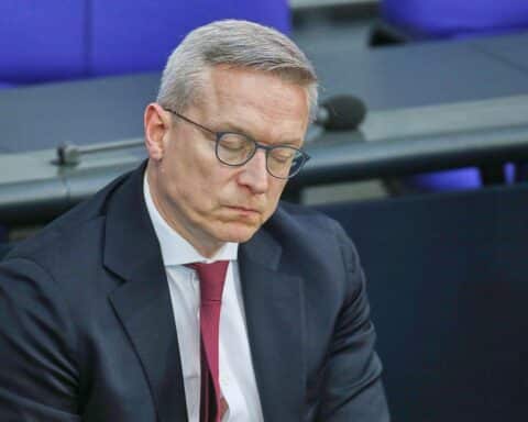 Karsten Wildberger, kritische Diskussion über Bürokratieabbau und Modernisierungsstrategien der Bundesregierung.