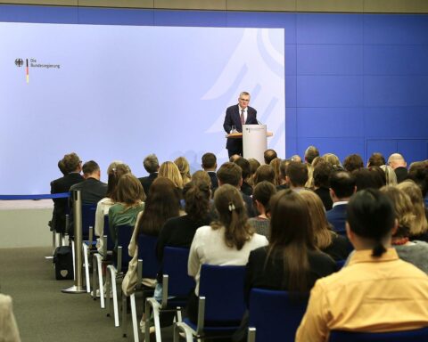 Umbau des Bundespresseamts: Regelungen, neue Abteilungen und strategische Kommunikation im Fokus.