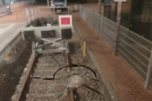 Zugfrontscheibe mit Stein-Einschlag, Polizei warnt vor Gefahren für Bahnverkehr und Konsequenzen.