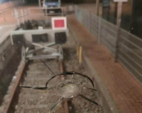 Zugfrontscheibe mit Stein-Einschlag, Polizei warnt vor Gefahren für Bahnverkehr und Konsequenzen.