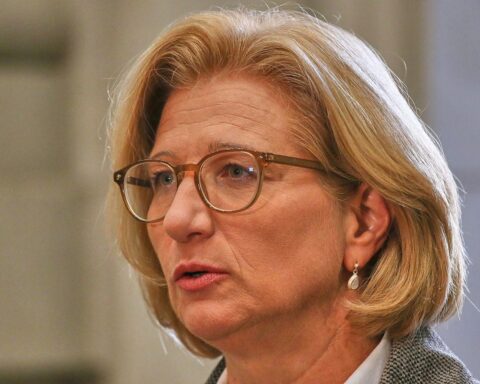 Anke Rehlinger lobt Maßnahmen gegen hohe Spritpreise und kritisiert Mineralölkonzerne in Saarbrücken.